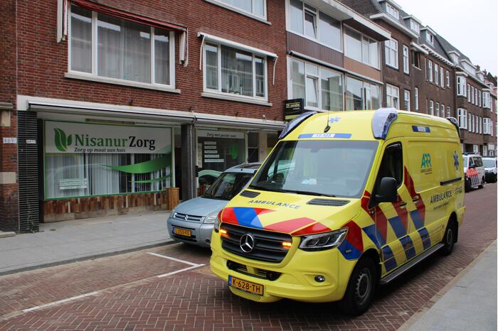 Man slaat ramen en deur in van thuiszorgwinkel Nisanur Zorg