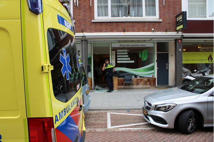 Man slaat ramen en deur in van thuiszorgwinkel Nisanur Zorg