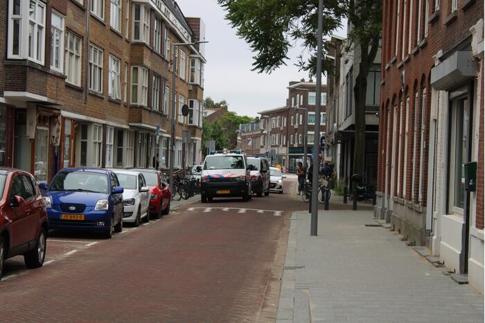 Man slaat ramen en deur in van thuiszorgwinkel Nisanur Zorg