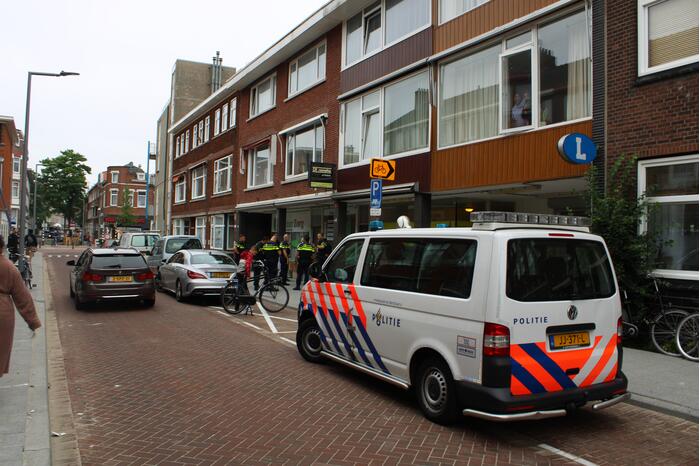 Man slaat ramen en deur in van thuiszorgwinkel Nisanur Zorg