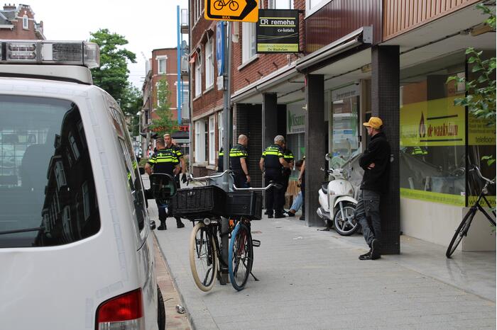 Man slaat ramen en deur in van thuiszorgwinkel Nisanur Zorg