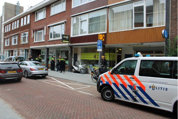 Man slaat ramen en deur in van thuiszorgwinkel Nisanur Zorg
