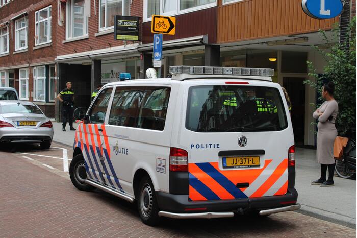 Man slaat ramen en deur in van thuiszorgwinkel Nisanur Zorg