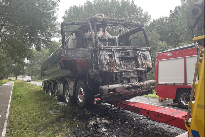 Vrachtwagen volledig verwoest door brand