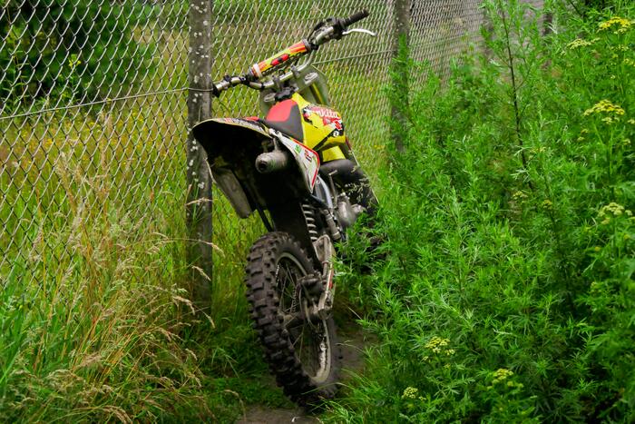 Persoon gewond tijdens illegaal crossen in bos