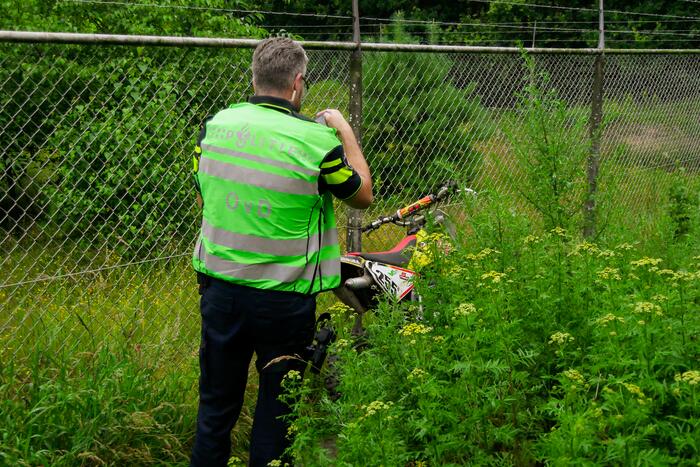 Persoon gewond tijdens illegaal crossen in bos