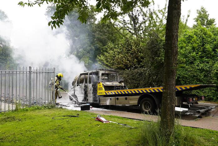 Bergingsvoertuig brandt volledig uit