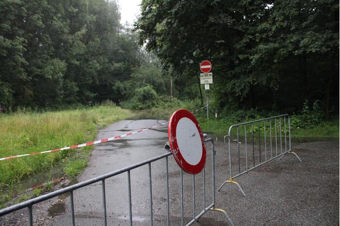Auto gaat kopje-onder