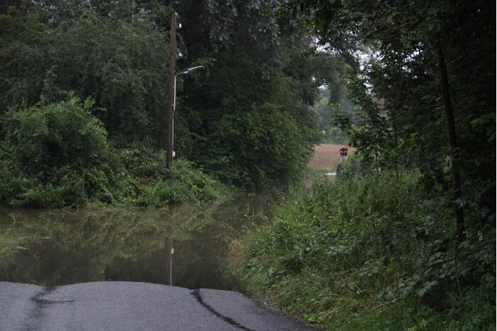 Auto gaat kopje-onder