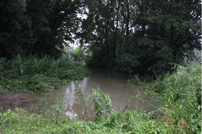 Auto gaat kopje-onder