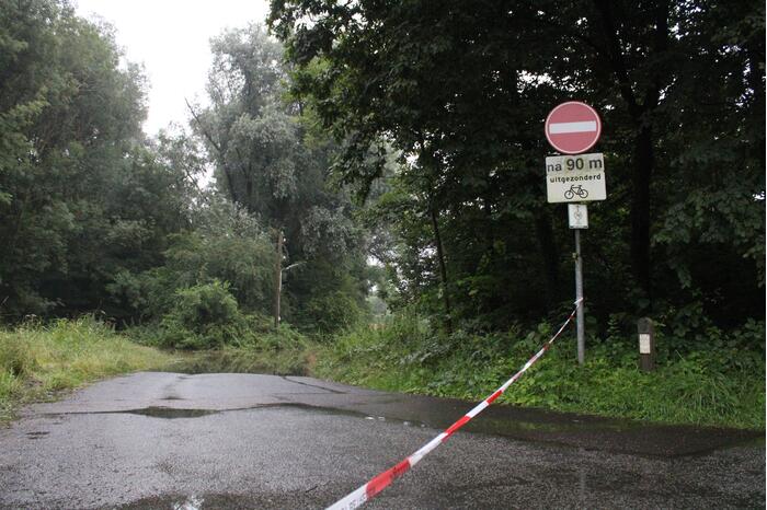 Auto gaat kopje-onder