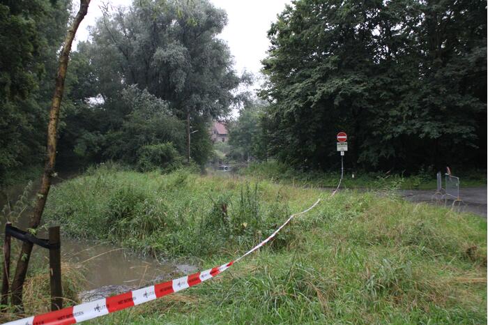 Auto gaat kopje-onder