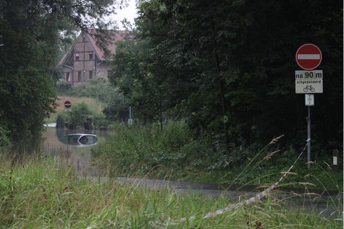 Auto gaat kopje-onder