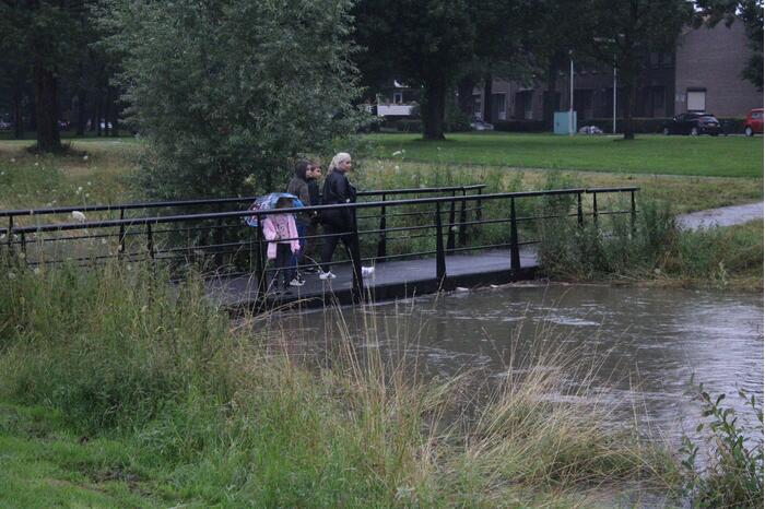 Auto gaat kopje-onder