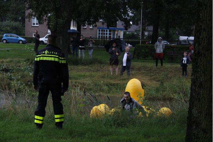 Auto gaat kopje-onder