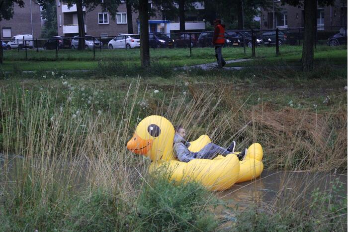 Auto gaat kopje-onder