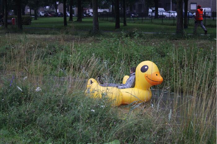 Auto gaat kopje-onder
