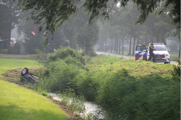 Auto belandt op de kop in de sloot