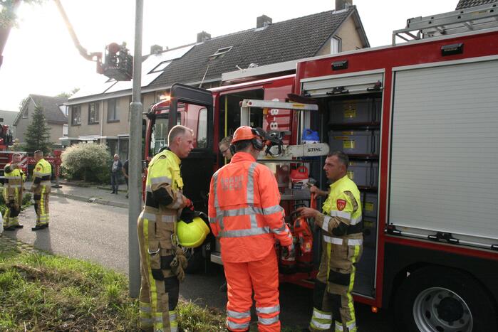 Tak valt vanuit boom op personenauto