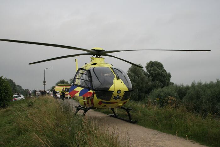 Man raakt gewond in weiland