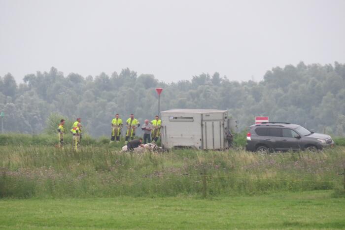 Man raakt gewond in weiland