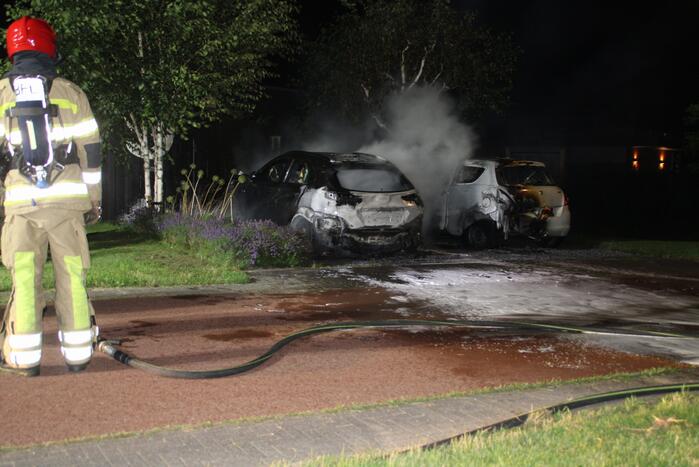 Twee auto's compleet uitgebrand