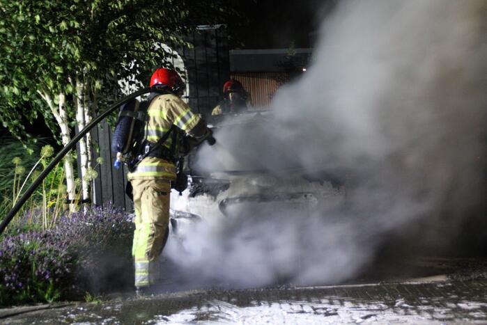 Twee auto's compleet uitgebrand