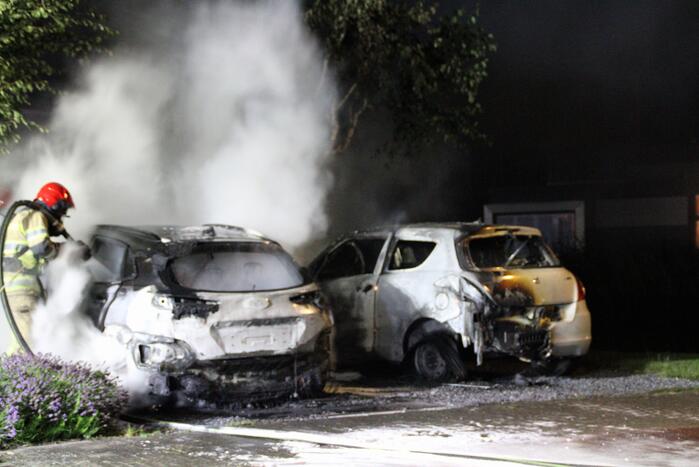 Twee auto's compleet uitgebrand