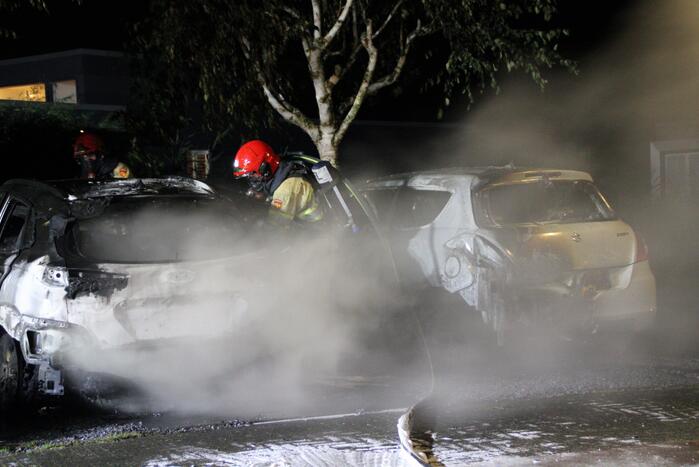 Twee auto's compleet uitgebrand