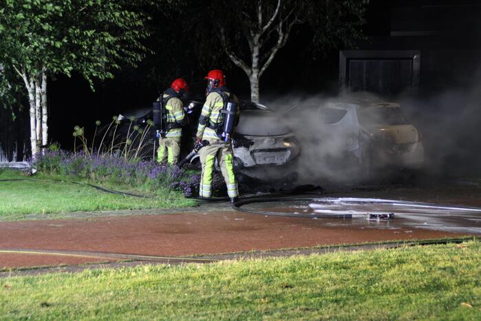 Twee auto's compleet uitgebrand