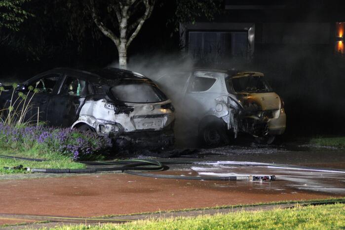 Twee auto's compleet uitgebrand