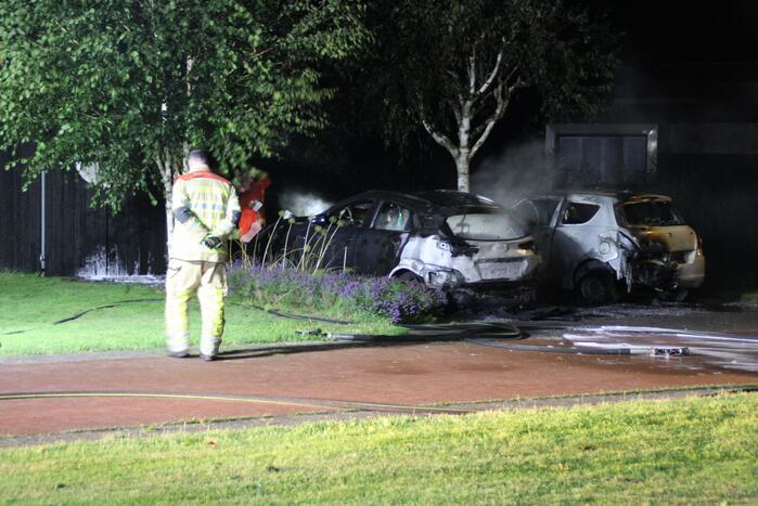 Twee auto's compleet uitgebrand
