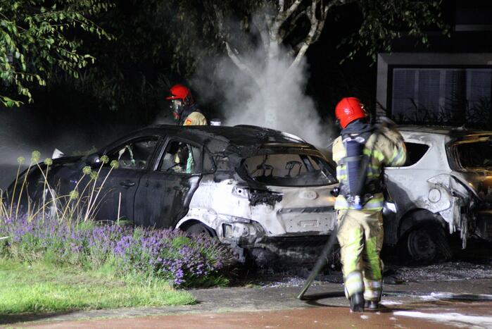 Twee auto's compleet uitgebrand