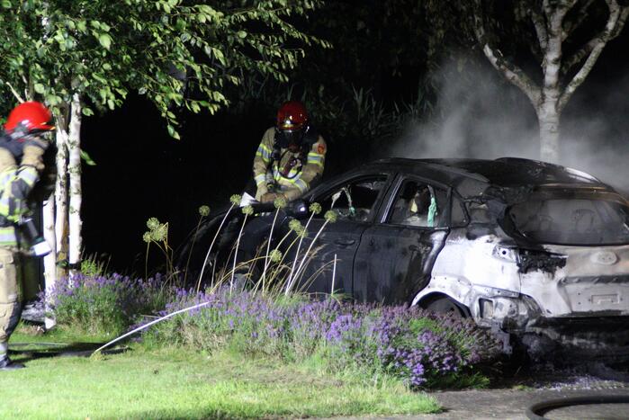 Twee auto's compleet uitgebrand