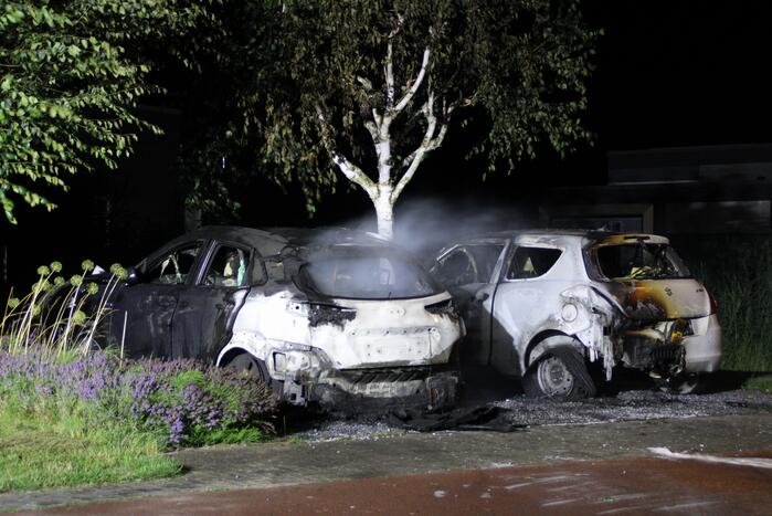Twee auto's compleet uitgebrand