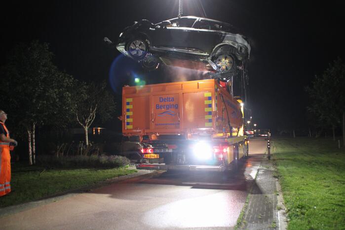 Twee auto's compleet uitgebrand