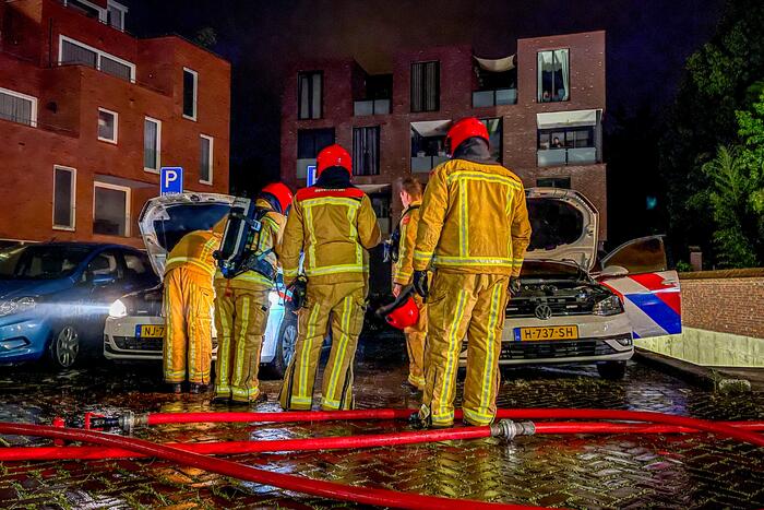 Twee politieauto's vliegen in brand