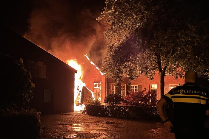 Kalven gered bij grote brand