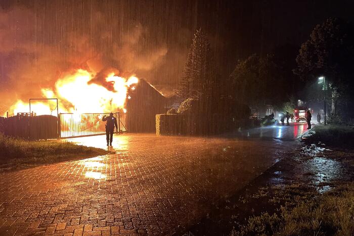 Kalven gered bij grote brand