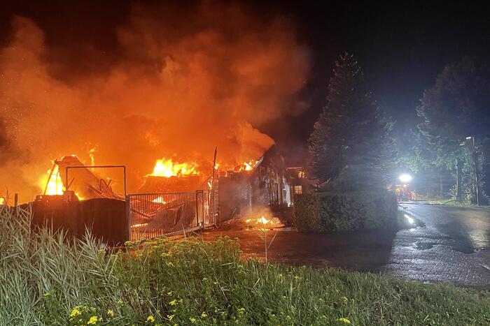 Kalven gered bij grote brand