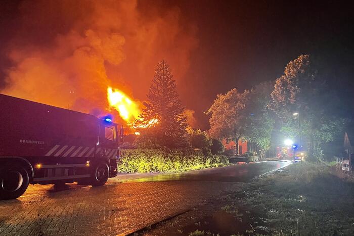 Kalven gered bij grote brand