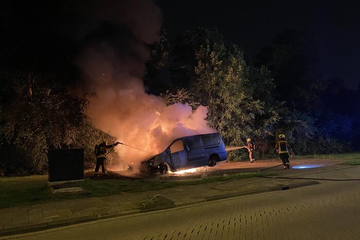 Bestelbus en auto vliegen in brand