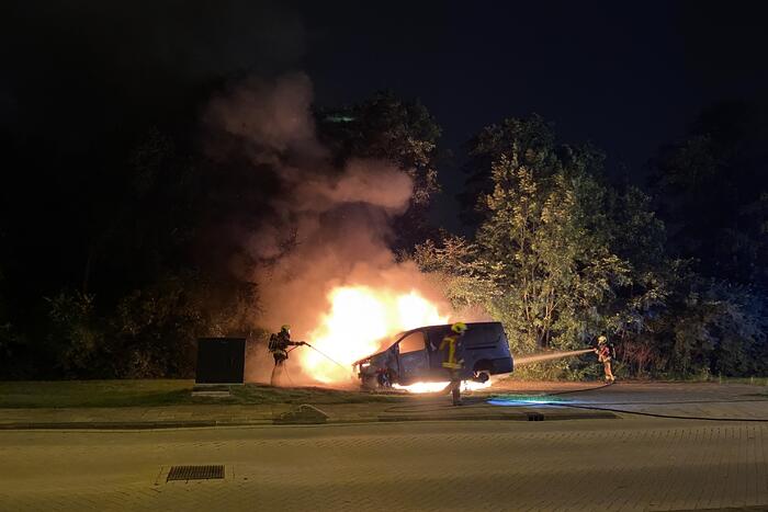 Bestelbus en auto vliegen in brand