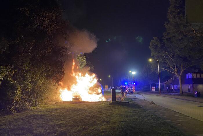 Bestelbus en auto vliegen in brand