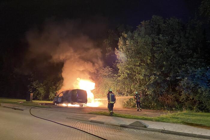 Bestelbus en auto vliegen in brand