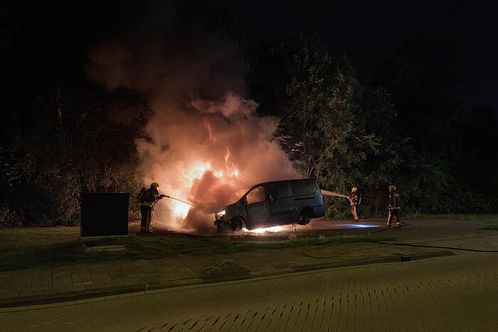 Bestelbus en auto vliegen in brand