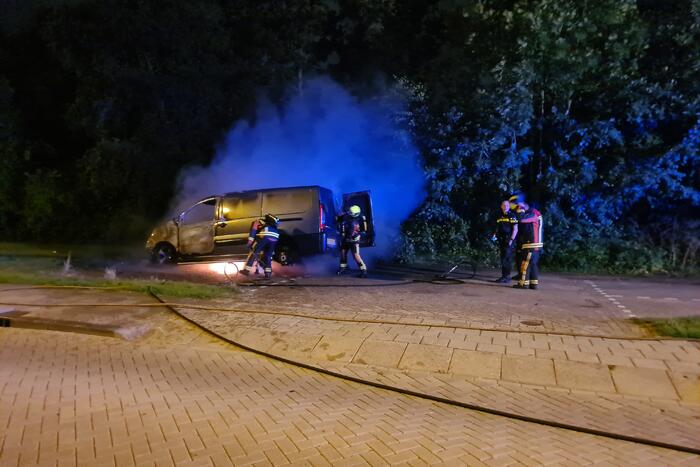 Bestelbus en auto vliegen in brand