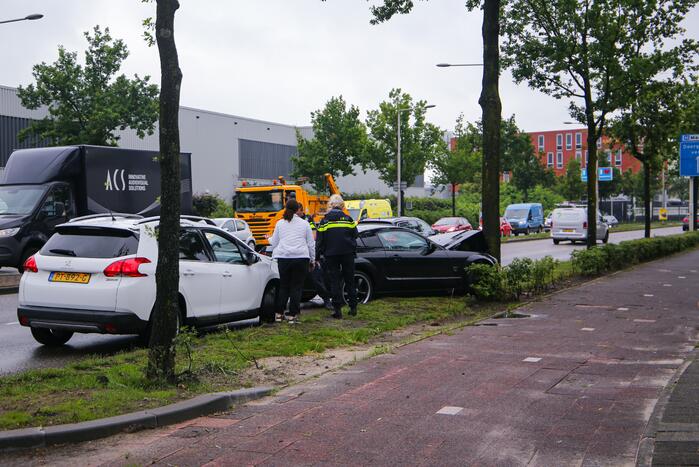 Auto knalt op boom