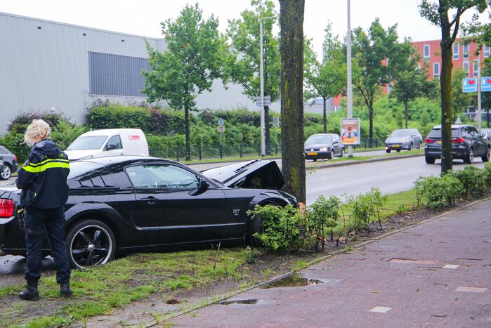 Auto knalt op boom