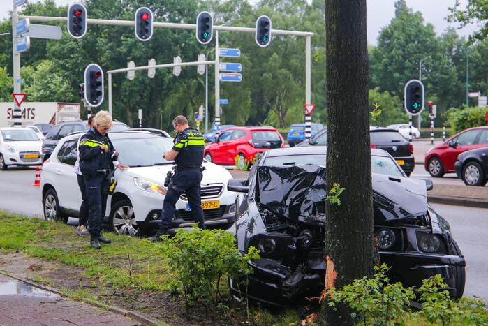 Auto knalt op boom